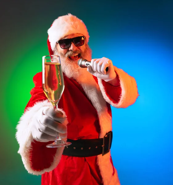 Ευτυχισμένο το κομψό Santa Claus χαίρεται, διασκεδάζει, περιμένει για το νέο έτος 2022 και τα Χριστούγεννα. Διακοπές, όνειρα, χαρά — Φωτογραφία Αρχείου