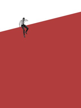 İş elbiseli genç bir adam, takım elbiseli, büyük bir küp üzerinde oturuyor, tepe beyaz ve kırmızı arka planda izole edilmiş. Çağdaş sanat eserleri