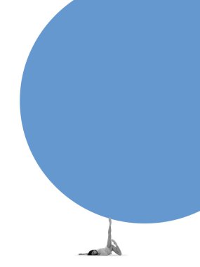 Modern tasarım, çağdaş sanat kolajı. İlham, fikir, modaya uygun şehir dergisi tarzı. Küçük zarif kız, balerin kocaman mavi küreye dokunuyor..