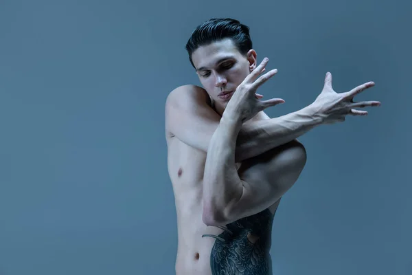 Halblanges Porträt eines jungen Mannes, flexibler männlicher Contest-Tänzer, der isoliert auf altem Navy-Studiohintergrund tanzt. Kunst, Bewegung, Inspirationskonzept. — Stockfoto