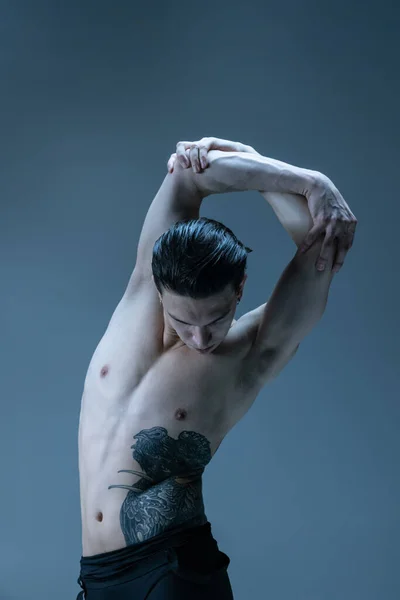 Половинный портрет молодого человека, гибкий мужской танец созерцателя, танцующий изолированно на фоне старой военно-морской студии. Искусство, движение, вдохновение. — стоковое фото