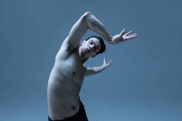 Pół-długi portret młodego mężczyzny, elastyczny tancerz kontemplacyjny tańczący odizolowany na tle starego studia marynarki. Sztuka, ruch, koncepcja inspiracji. — Zdjęcie stockowe