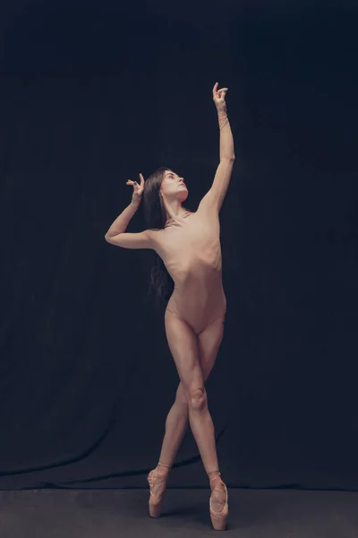 Jovem dançarina flexível, bela mulher graciosa na performance de arte moderna isolada no fundo do estúdio preto. Arte, movimento, conceito de inspiração. — Fotografia de Stock