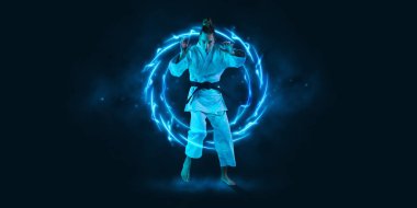 Sanat kolajı. Genç bir kadın, profesyonel judoka koyu arka planda izole edilmiş, geometrik figürlü.