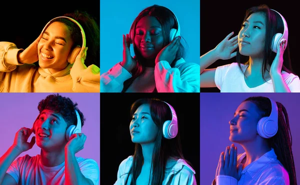 Koláž z multietnických mladých lidí, kteří poslouchají hudbu izolovanou na barevném pozadí v neonovém světle. Koncept rovnosti, sjednocení všech národů, věku a zájmů — Stock fotografie
