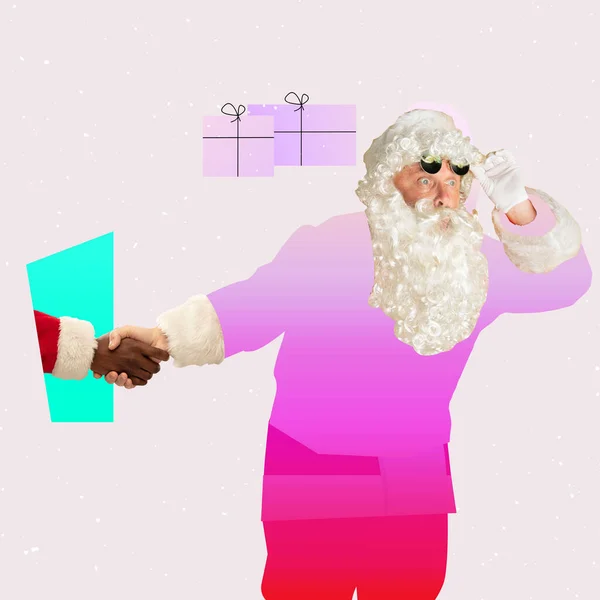 Collage de arte contemporáneo, diseño moderno para tarjeta de felicitación. Santa Claus Digital felicita por Año Nuevo 2022 y Navidad. —  Fotos de Stock