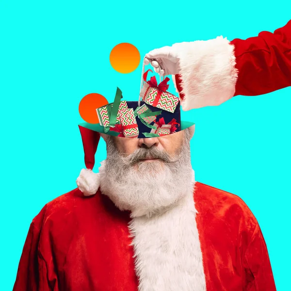 Samtida konstcollage. Santa Clauss huvud och presenter, lådor isoalted på blå bakgrund. Gott nytt år och god jul 2022 — Stockfoto