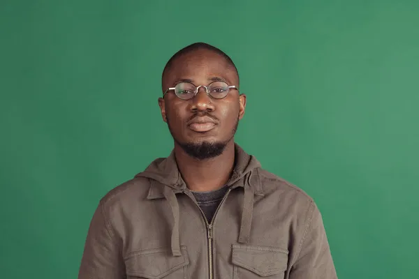 Jeunes hommes portrait isolé sur fond de studio avec copyspace pour annonce. Dépliant — Photo