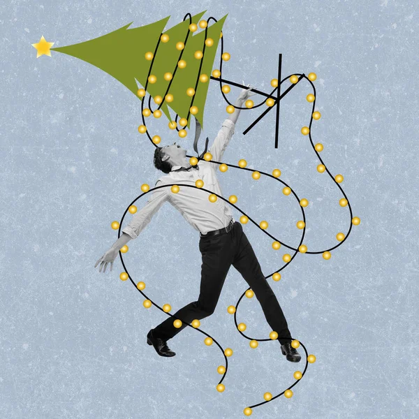 Heyecanlı genç adam Noel ağacını süslüyor. Tatil, kış, dilekler, yeni yıl ve Noel 2022 konsepti. Sanat eserleri — Stok fotoğraf