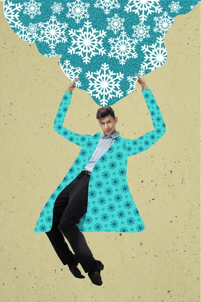 Jongeman in een heldere jas houdt een sneeuwdrift boven zijn hoofd geïsoleerd op een lichte achtergrond. Hedendaagse kunstcollage. — Stockfoto