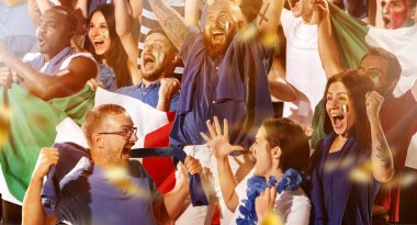 İtalyan heyecanlı futbol taraftarları stadyum tribünlerinde kırmızı eşarplarla takımlarını alkışlıyorlar. Spor anlayışı, duygular, takım etkinliği, rekabet.