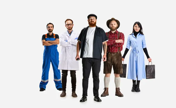 Koláž z mladých mužů a žen stojící jako tým profesionálů. Barber, chemik, hospodyňky, číšník a mechanik izolované na bílém pozadí studia. — Stock fotografie