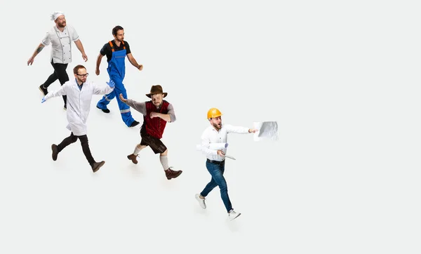 Beeilen Sie sich. Gruppe von Männern mit unterschiedlichen Berufen, Jobs, die isoliert auf weißem Studiohintergrund ausgeführt werden. Horizontaler Flyer, Collage — Stockfoto