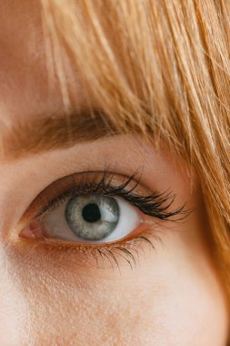 Makyajsız güzel bir kızın yüzü pembe stüdyo arka planında izole edilmiş. Doğal güzellik konsepti.