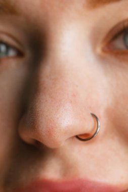 Makyajsız güzel bir kızın yüzü pembe stüdyo arka planında izole edilmiş. Doğal güzellik konsepti.