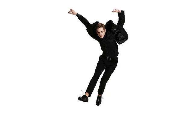 Jongeman in zwart zakenpak dansend geïsoleerd op witte achtergrond. Kunst, beweging, actie, flexibiliteit, inspiratie. — Stockfoto