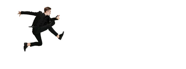 Junger Mann im schwarzen Business-Anzug tanzt isoliert auf weißem Hintergrund. Kunst, Bewegung, Aktion, Flexibilität, Inspirationskonzept. — Stockfoto