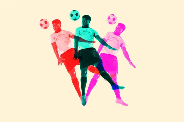 Une oeuvre. Football masculin, joueur de football sautant avec le ballon avec effet duotone glitch. Jeune modèle sportif et doubles ombres colorées — Photo