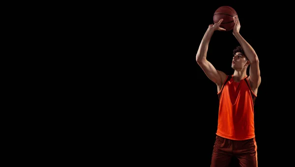 스튜디오에서 젊은 남자, 농구 선수의 촬영어두운 스튜디오 배경에서 고립된 세트 샷. 스포츠, 에너지, 힘, 결과. — 스톡 사진