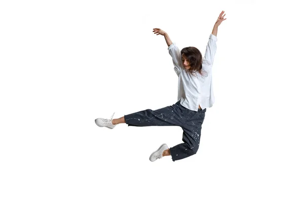 En vacker kvinna i casual wear jumping, flyger isolerad på vit bakgrund. Konst, rörelse, handling, flexibilitet, inspirationskoncept. — Stockfoto