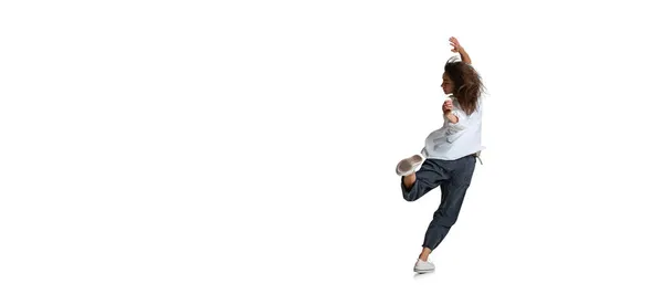 Een mooie vrouw in casual kleding dansen geïsoleerd op witte achtergrond. Kunst, beweging, actie, flexibiliteit, inspiratie. — Stockfoto