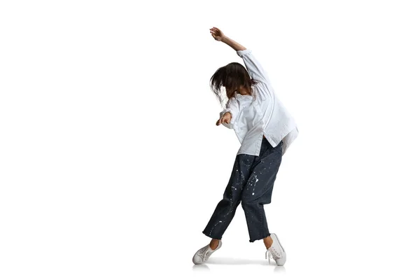 Een mooie vrouw in casual kleding dansen geïsoleerd op witte achtergrond. Kunst, beweging, actie, flexibiliteit, inspiratie. — Stockfoto