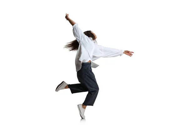 Uma mulher bonita com roupas casuais dançando isolada no fundo branco. Arte, movimento, ação, flexibilidade, conceito de inspiração. — Fotografia de Stock