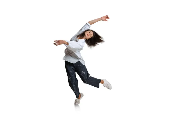 Jedna piękna dziewczyna w stroju casual porusza się dynamicznie odizolowany na białym tle. Sztuka, ruch, działanie, elastyczność, koncepcja inspiracji. — Zdjęcie stockowe