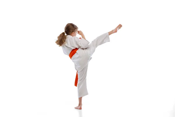 Portrét malé holčičky, samotný trénink karate izolovaný nad bílým pozadím. Pojetí sportu, vzdělávání, dovedností — Stock fotografie