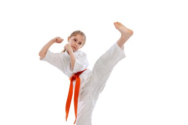 Küçük bir kızın portresi, beyaz arka planda tek başına genç bir karate eğitimi. Spor, eğitim, beceri kavramı