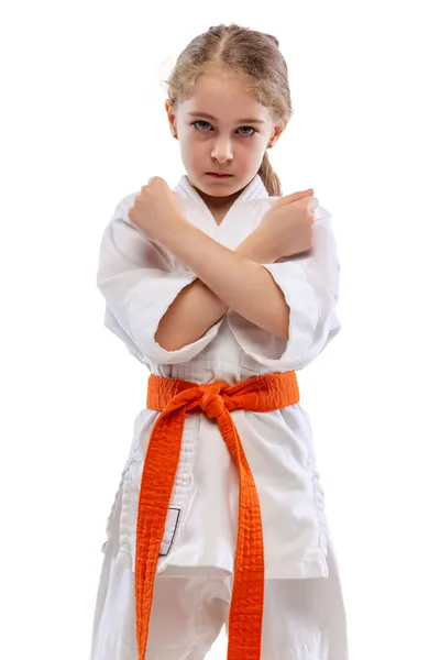 Крупный план портрета маленькой девочки, молодой карате позирует изолированно на белом фоне. Спорт, образование, навыки — стоковое фото