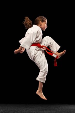 Karate, tekvando kızı sarı kuşaklı, karanlık arka planda, neon ışıkta izole edilmiş. Spor, eğitim, beceri kavramı