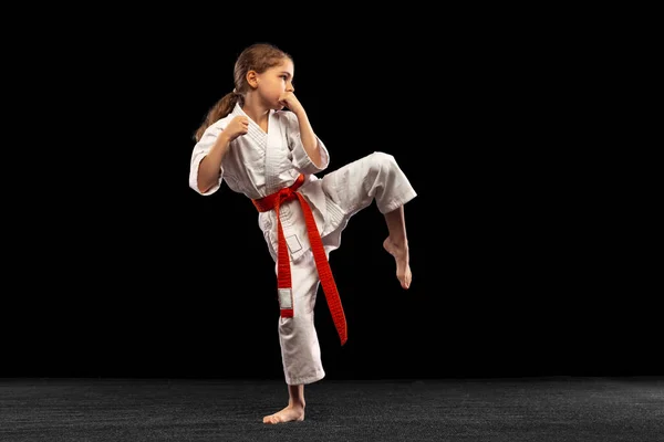 Karate, chica taekwondo con cinturón amarillo aislado sobre fondo oscuro en luz de neón. Concepto de deporte, educación, habilidades —  Fotos de Stock