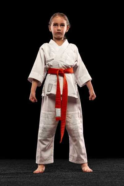 Retrato de cuerpo entero de pequeño karate deportivo de entrenamiento gir aislado sobre fondo blanco. Concepto de deporte, educación, habilidades — Foto de Stock