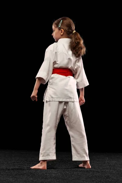 Full-length portret van weinig sportieve gir training karate geïsoleerd over witte achtergrond. Begrip sport, onderwijs, vaardigheden — Stockfoto