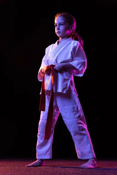 Retrato de cuerpo entero de pequeño karate deportivo de entrenamiento gir aislado sobre fondo blanco. Concepto de deporte, educación, habilidades — Foto de Stock