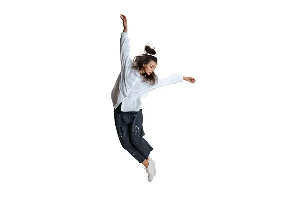 Jedna piękna dziewczyna w stroju casual porusza się dynamicznie odizolowany na białym tle. Sztuka, ruch, działanie, elastyczność, koncepcja inspiracji. — Zdjęcie stockowe