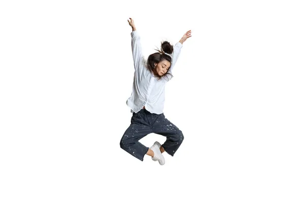 Una mujer bonita en ropa casual saltando, volando aislada sobre fondo blanco. Arte, movimiento, acción, flexibilidad, concepto de inspiración. — Foto de Stock