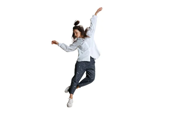 Dynamiczny portret pięknej dziewczyny, balerina w ubraniu casual porusza się odizolowany na białym tle. Sztuka, ruch, działanie, elastyczność, koncepcja inspiracji. — Zdjęcie stockowe