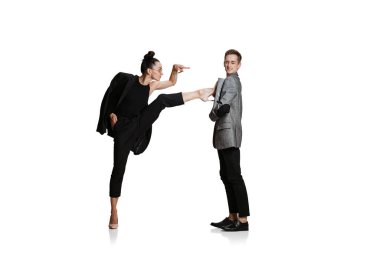 Takım elbiseli iki şık ofis çalışanı beyaz arka planda izole edilmiş bir şekilde iş başında. Sanat, güzellik, moda ve iş konsepti