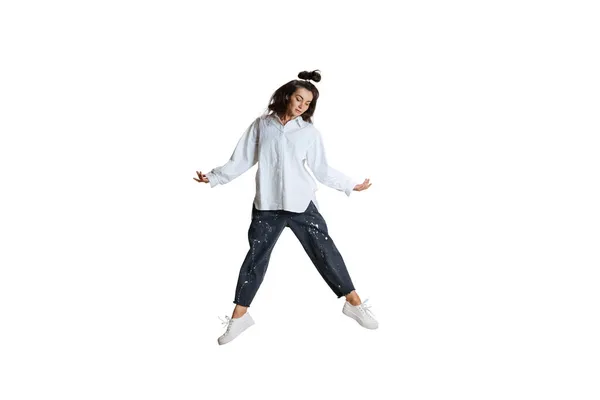 Estudio de la toma de mujer joven en el salto de ropa casual, volando aislado sobre fondo blanco. Arte, movimiento, acción, flexibilidad, concepto de inspiración. — Foto de Stock