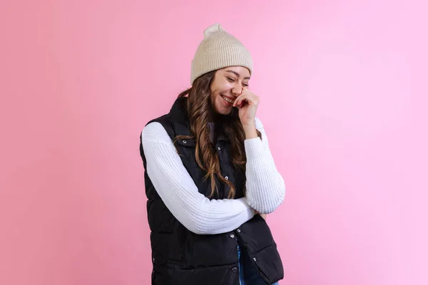 네온 빛의 핑크 스튜디오 배경에 고립된 뜨개 질 모자를 쓴 행복하고 행복하고 아름다운 소녀. 감정의 개념, 얼굴 표정 — 스톡 사진