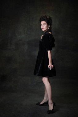 Klasik ortaçağ kraliyet mensubu siyah elbiseli, esmer arka planda izole genç güzel kadın portresi..