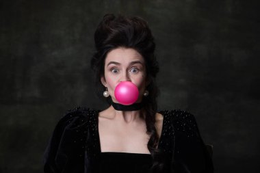 Ortaçağ kraliyet ailesinin koyu renkli arka planda izole edilmiş eğlencesine sahip genç tatlı bir kadının klasik portresi..