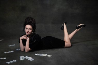 Ortaçağ kraliyet mensubu siyah elbiseli, koyu renkli arka planda izole genç, tapılası bir kadının yaratıcı portresi..