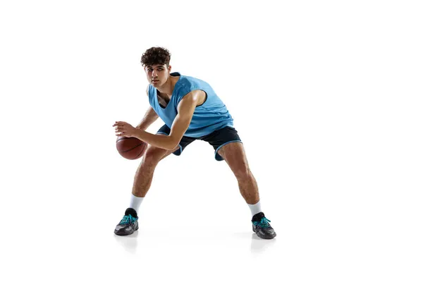 Retrato dinámico del jugador de baloncesto practicando aislado sobre fondo blanco del estudio. Deporte, movimiento, actividad, conceptos de movimiento. — Foto de Stock