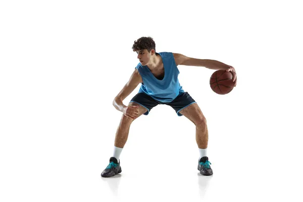 Retrato dinâmico do jogador de basquete praticando isolado no fundo do estúdio branco. Esporte, movimento, atividade, conceitos de movimento. — Fotografia de Stock