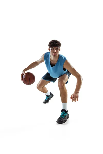白いスタジオの背景に隔離練習バスケットボール選手のダイナミックな肖像画。スポーツ、運動、活動、運動の概念. — ストック写真