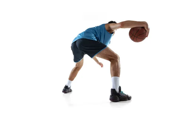 Visão traseira do jogador de basquete profissional em treinamento uniforme de esportes azul isolado no fundo do estúdio branco. — Fotografia de Stock