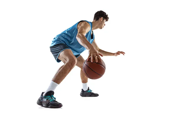 Retrato de comprimento total do jogador de basquete praticando isolado no fundo do estúdio branco. Alto atleta muscular driblando a bola. — Fotografia de Stock